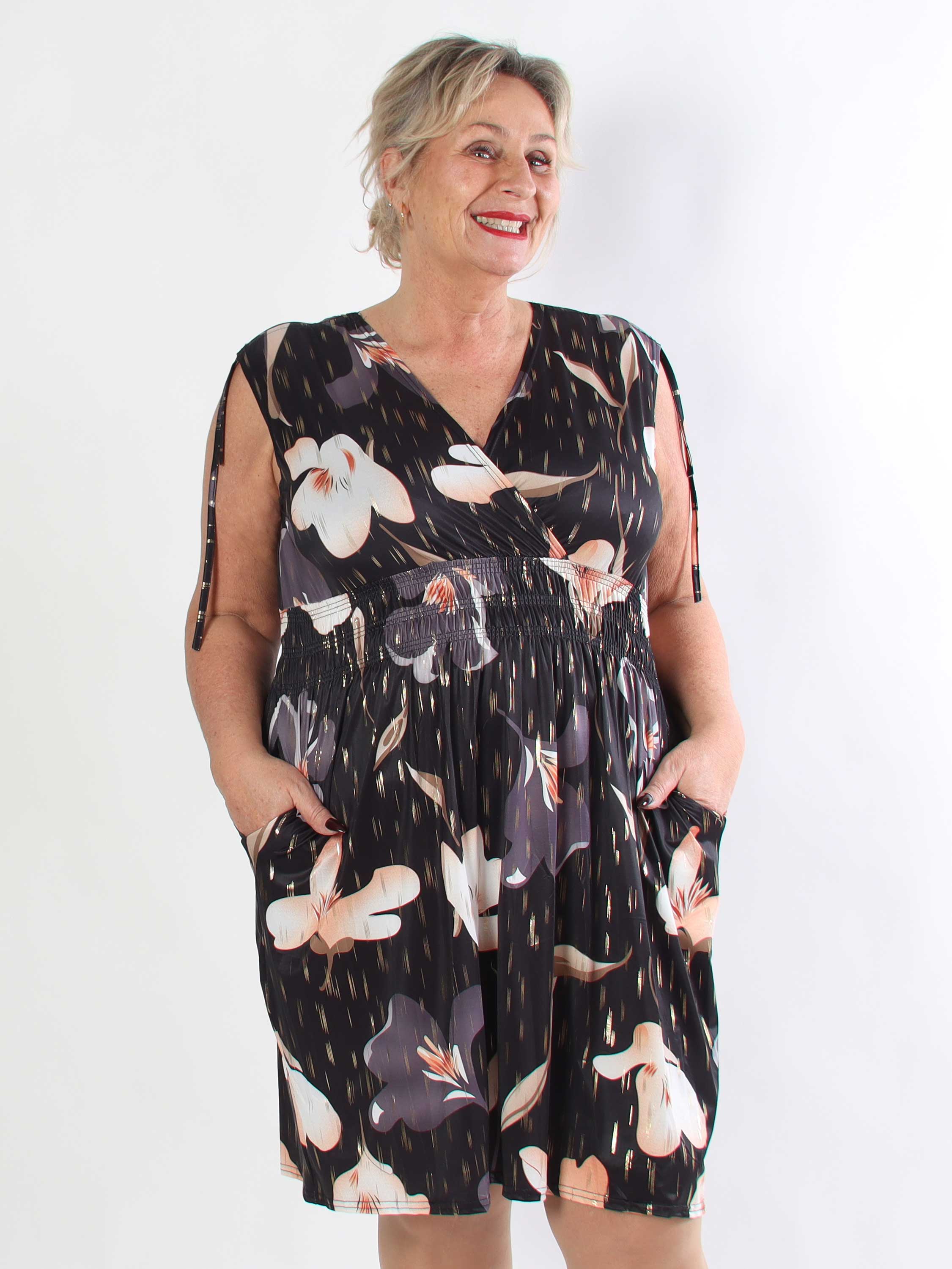 Pams Petal Short - Kort plus size kjole med kronblade og guld detaljer